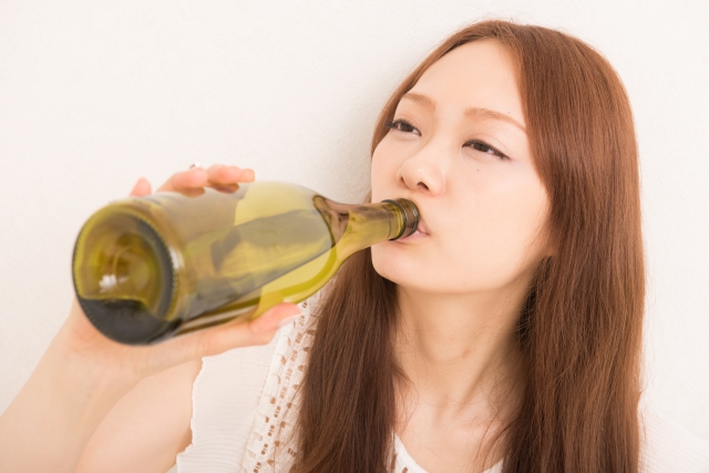 やけ酒はストレス解消できない